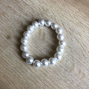 White art faux pearl bracelet/size 5 or 6